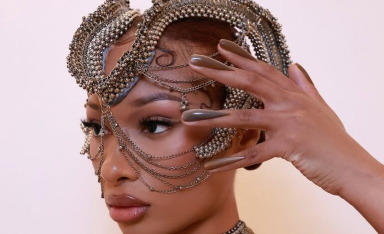 Unhas invertidas: A tendência polêmica que está conquistando o mundo da moda