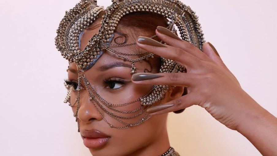 Unhas invertidas: A tendência polêmica que está conquistando o mundo da moda