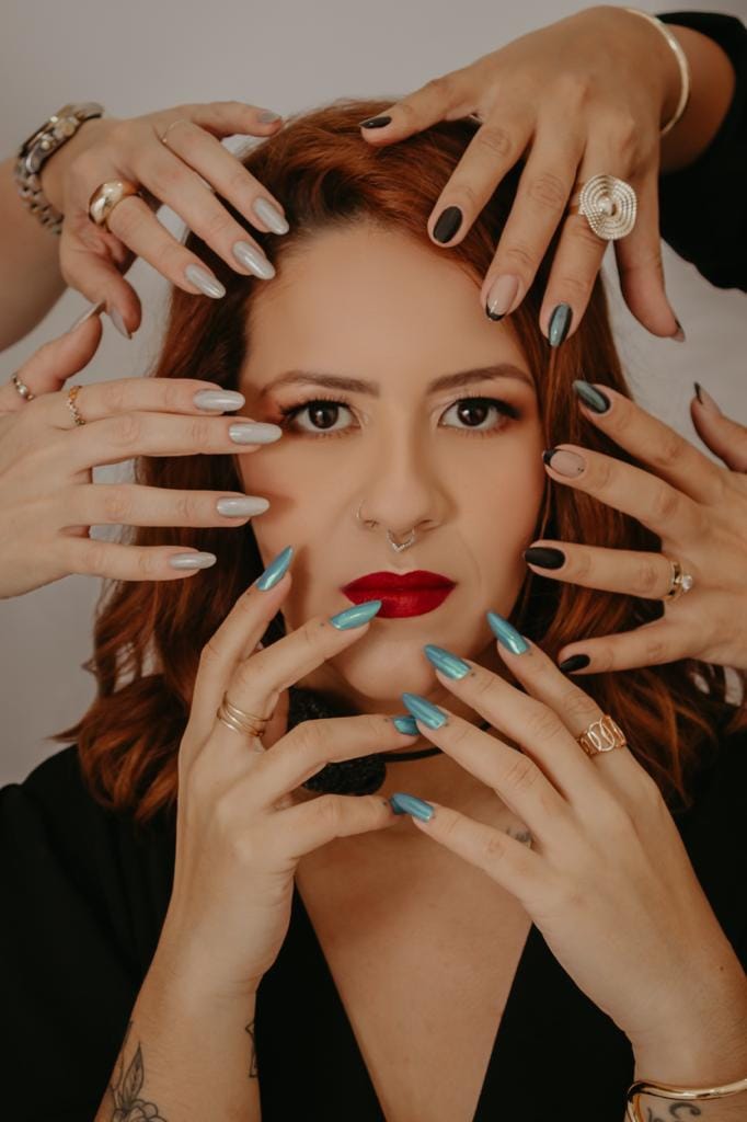 De menina no salão da mãe a referência no mundo das unhas: a história de Thay Sousa